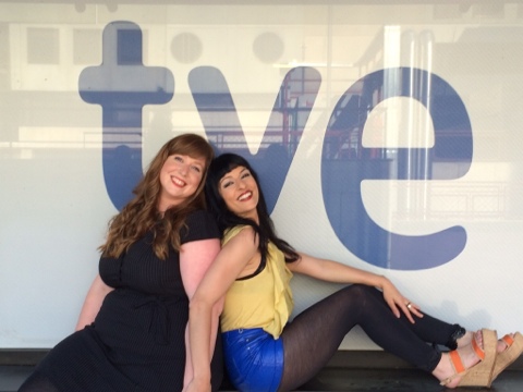 Roser Amills A Vespre A La 2 Tve Catalunya Amb La Fotografa Irene Serrat