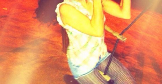 Roser Amills columpio