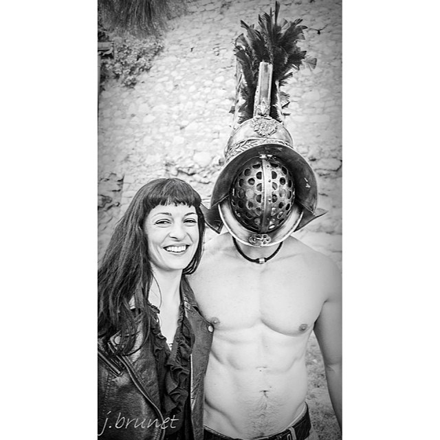 Roser Amills Con Un Gladiador Romano En Tarraco Viva