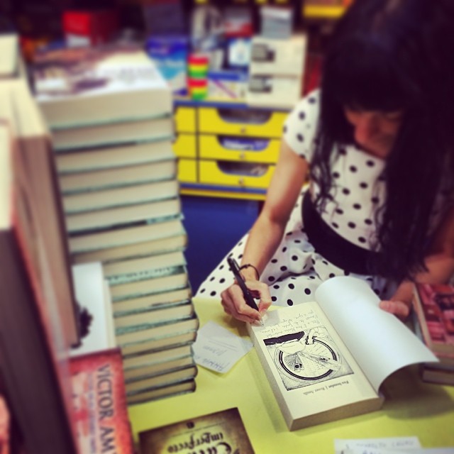 Roser Amills En Serret Llibres Firma Ejemplares De Su Novela Se Buena