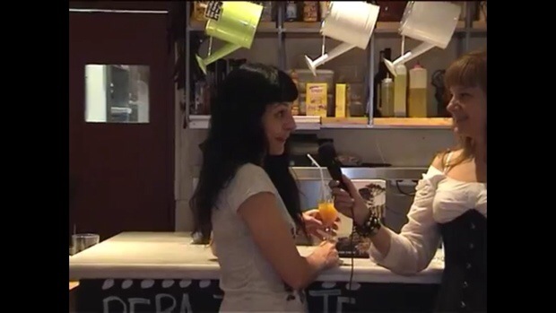 Laura Carrión entrevista a Roser Amills en el restaurante Pepa Tomate