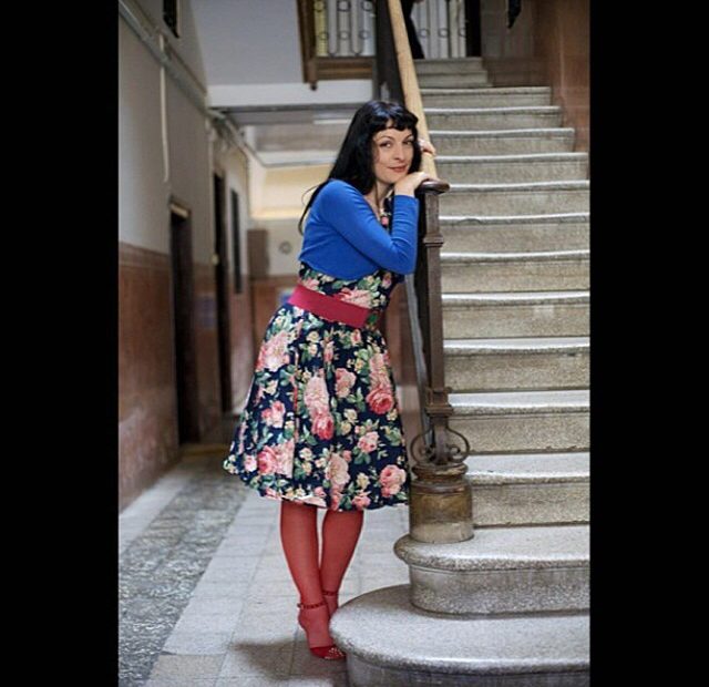 Roser Amills fotografiada en la escalera por guy aelbrecht