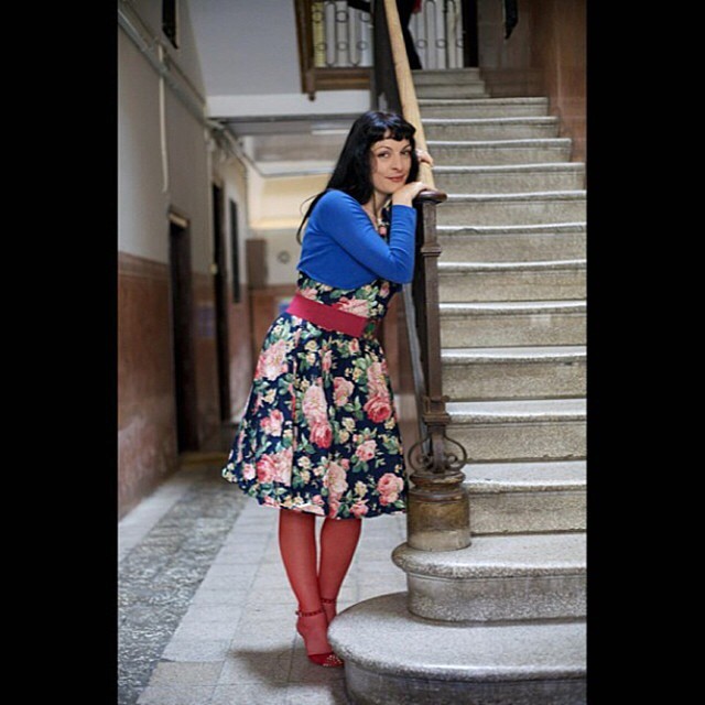 Roser Amills fotografiada en la escalera por guy aelbrecht