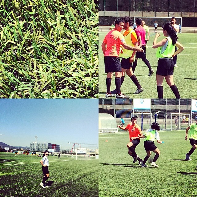 Collage de cuatro fotos de Roser Amills jugando un partido de fútbol benéfico, con bibes naranjas y verdes