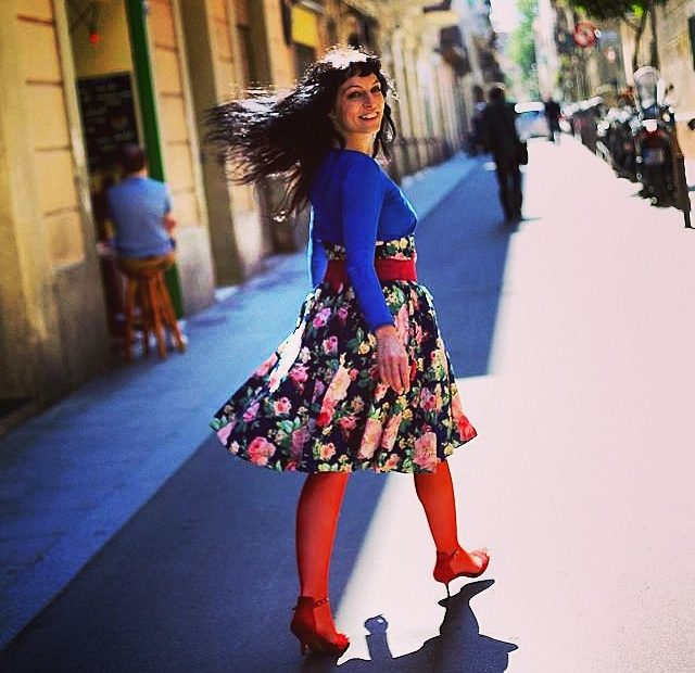 Roser Amills paseando por gracia y fotografiada por guy aelbrecht