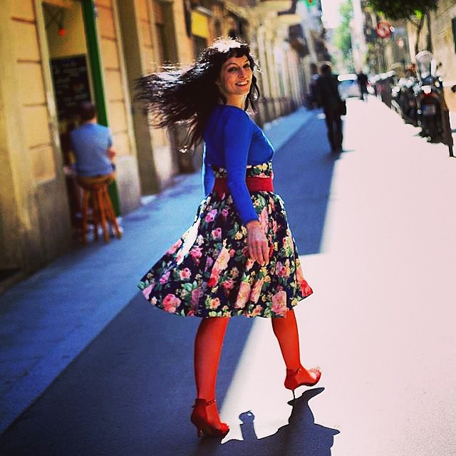 Roser Amills paseando por gracia y fotografiada por guy aelbrecht