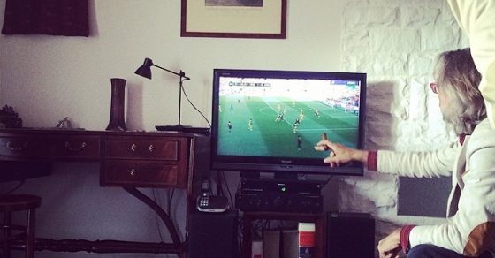 Victor Amela y Luis Racionero viendo el futbol, foto de Roser Amills