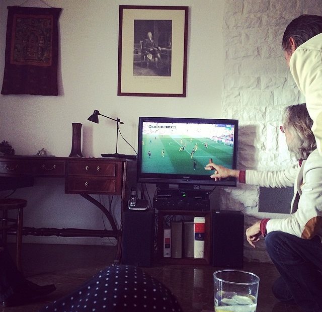 Victor Amela y Luis Racionero viendo el futbol, foto de Roser Amills