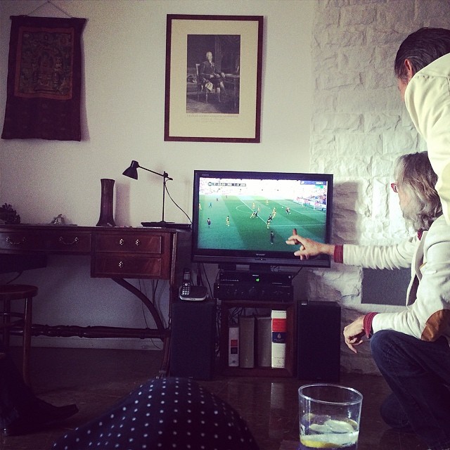 Victor Amela y Luis Racionero viendo el fútbol, foto de Roser Amills