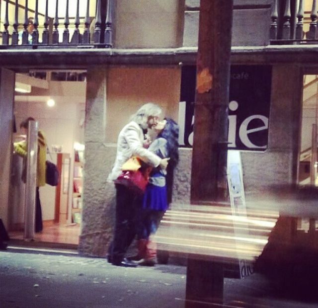 Victor Amela y Roser Amills, beso