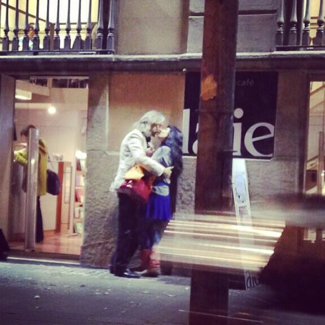 Victor Amela y Roser Amills, beso