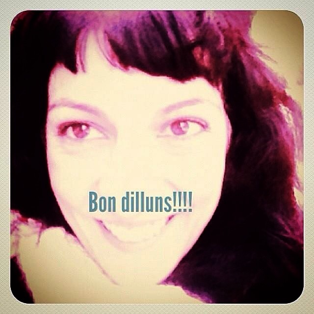 Roser Amills sonriendo, con el texto «Bon dilluns!!!!» sobre la imagen