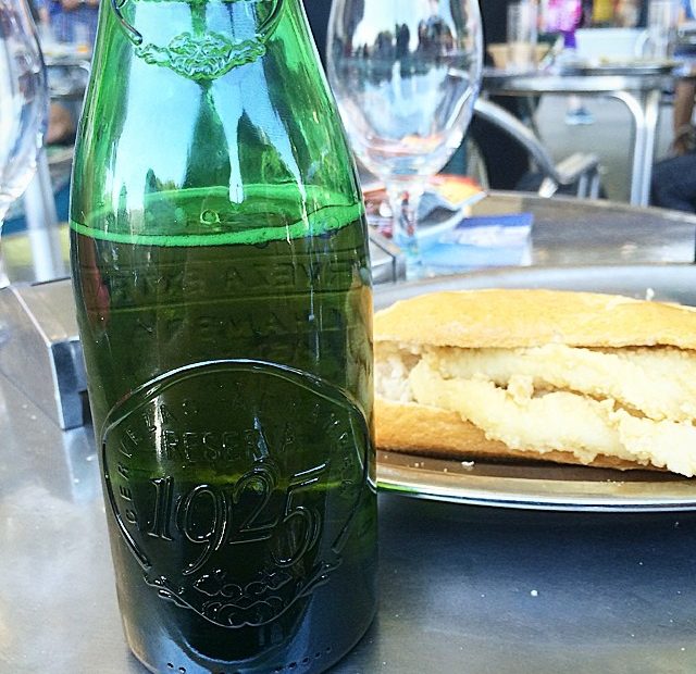 Cerveza Y Un Bocadillo De Calamares En Madrid