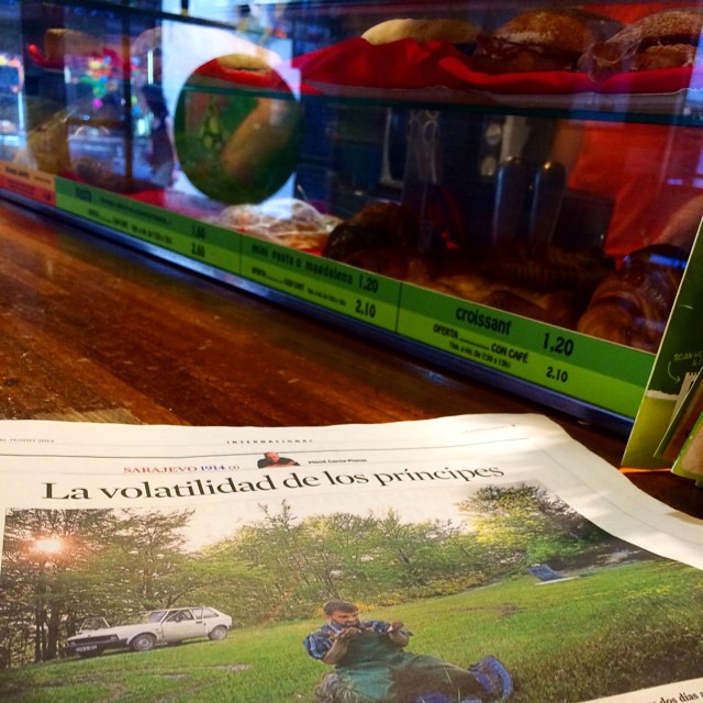 Barra de una cafetería con La Vanguardia abierta por un artículo titulado «La volatilidad de los príncipes», de la serie Sarajevo 1914
