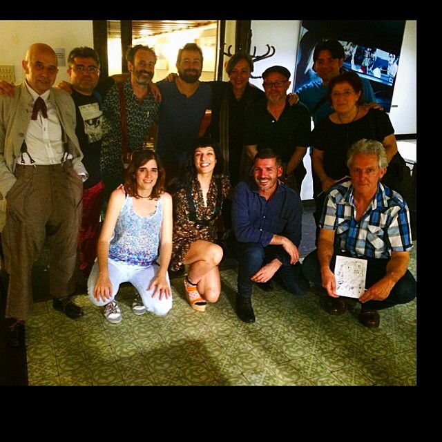 foto de grupo en el ateneu barcelones tras la presentacion de la revista canibaal