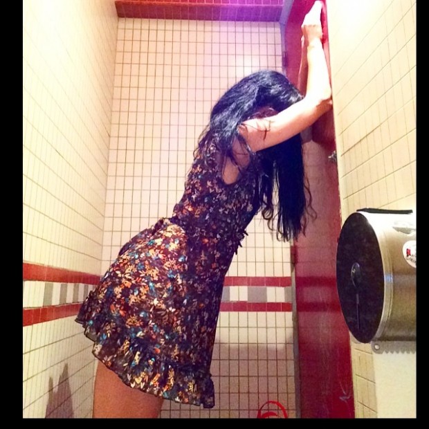 roser amills en el lavabo de el otro bar barcelona gracia