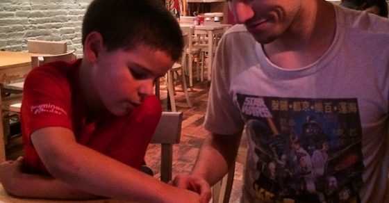 hijos de roser amills en el restaurante mexicano