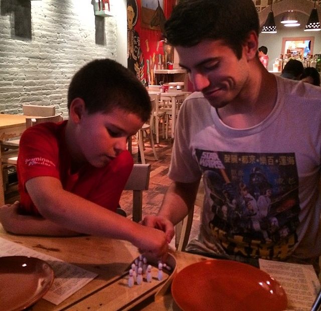 Hijos De Roser Amills En El Restaurante Mexicano Oaxaca