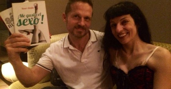 Lector De Me Gusta El Sexo De Roser Amills En Una Cocteleria 2