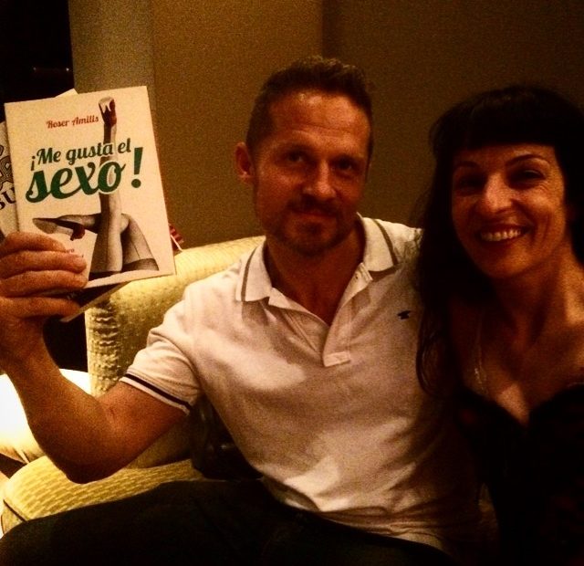 Lector De Me Gusta El Sexo De Roser Amills En Una Cocteleria