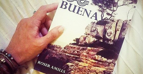 lector envia foto con se buena en la mano novela de roser amills