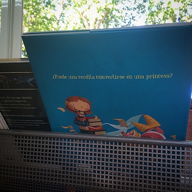 Contraportada azul de un libro infantil con la pregunta «¿Puede una cerdita convertirse en una princesa?»