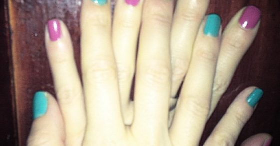 Manos De Roser Amills Con Las Unas Pintadas De Dos Colores