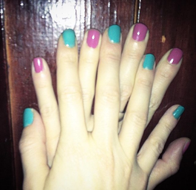 Manos De Roser Amills Con Las Unas Pintadas De Dos Colores