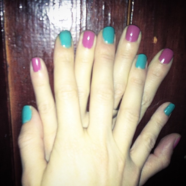 manos de roser amills uñas pintadas de dos colores
