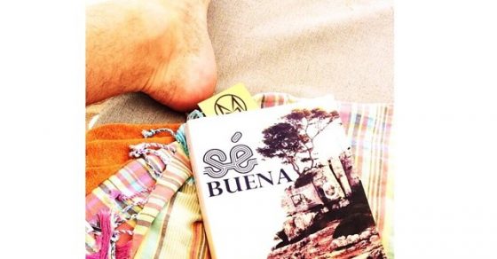 Novela Se Buena De Roser Amills En La Toalla De Un Lector En La Playa