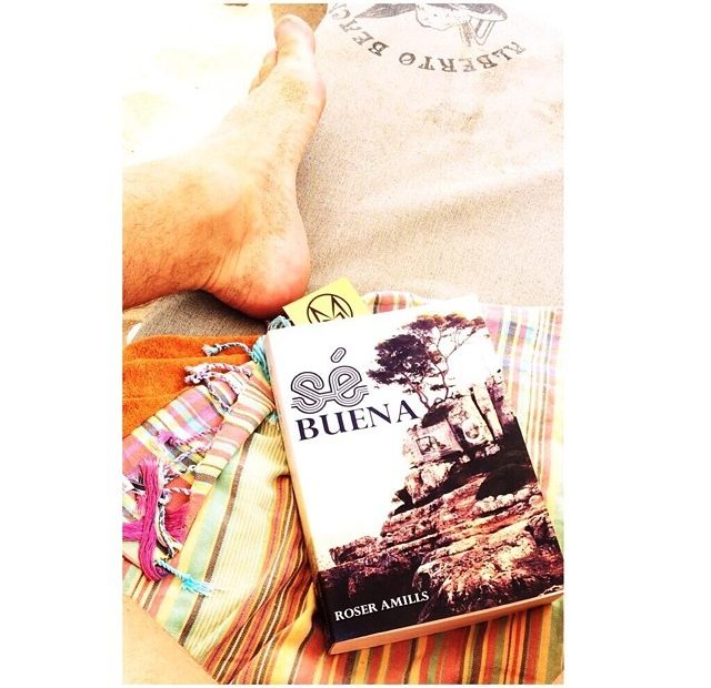 Novela Se Buena De Roser Amills En La Toalla De Un Lector En La Playa