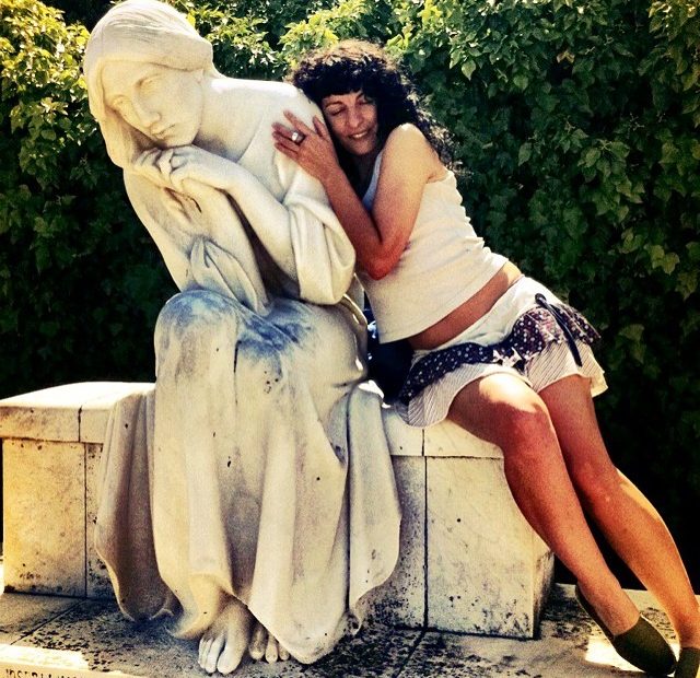 Retrato De Roser Amills Con Estatua