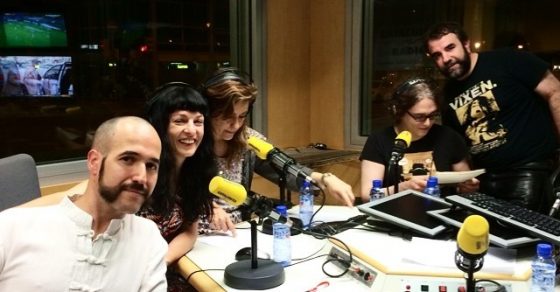 Roser Amills y Conrad Roset con otros invitados alrededor de la mesa de un estudio de Catalunya Ràdio