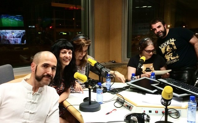 Roser Amills y Conrad Roset con otros invitados alrededor de la mesa de un estudio de Catalunya Ràdio