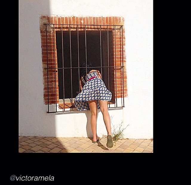 Roser Amills Asomada A Una Ventana Viento