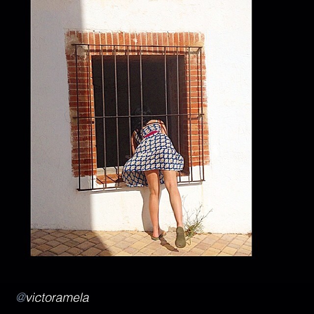 Roser Amills Asomada A Una Ventana Viento