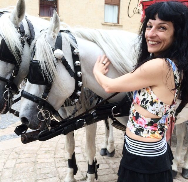 Roser Amills Con Caballo Blanco En La Fira De Forcall