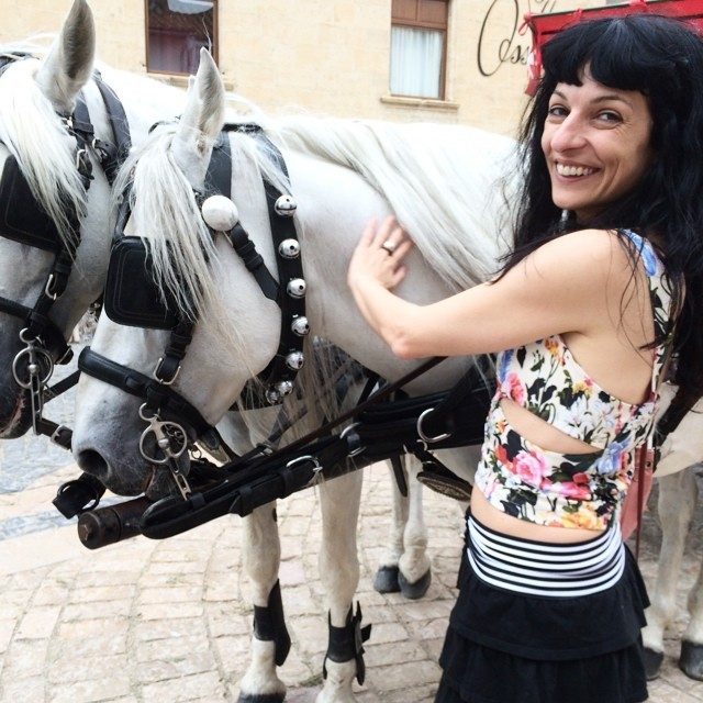 Roser Amills Con Caballo Blanco En La Fira De Forcall