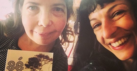 roser amills con la lectora de su novela se buena monica pin