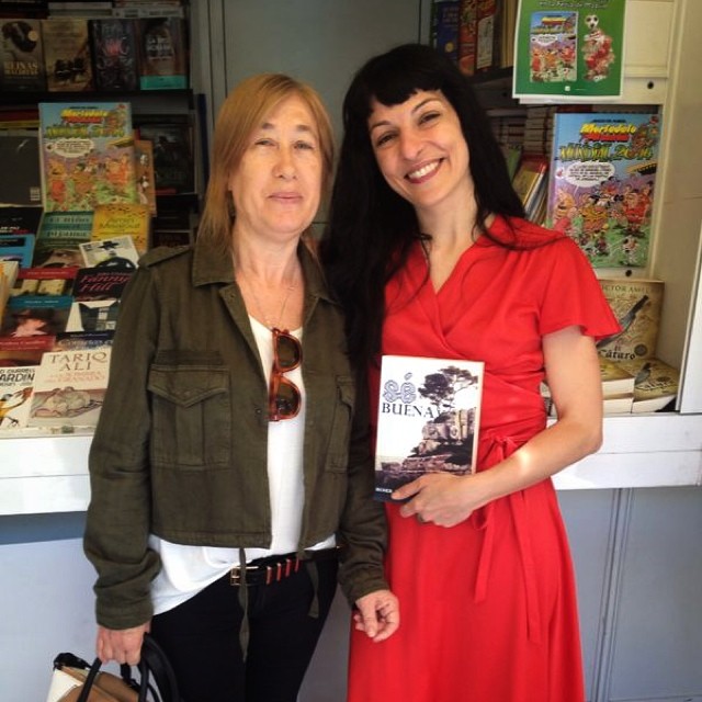 Roser Amills Con La Madre De La Moderna De Pueblo En Madrid En La Feria Del Libro