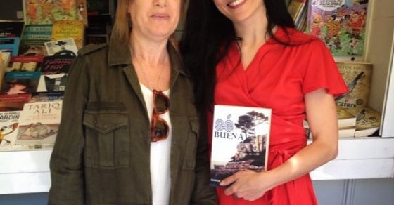 roser amills con la madre de la moderna de pueblo en madrid feria del libro