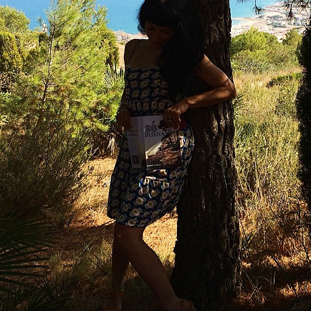 roser amills en el bosque con su novela foto de victor amela