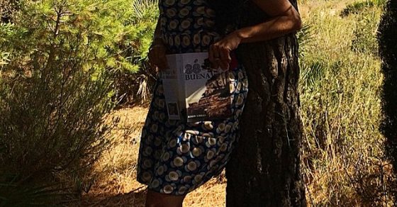 Roser Amills En El Bosque Con Su Novela Se Buena Foto De Victor Amela