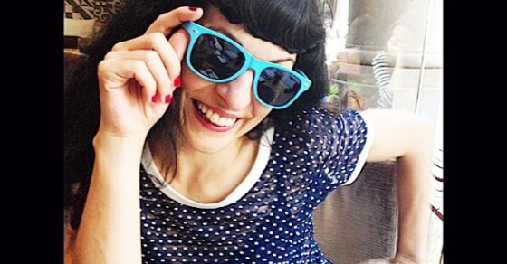 roser amills gafas de sol azules camiseta topos