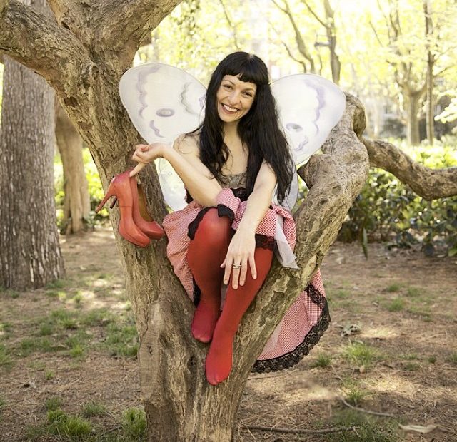 Roser Amills Hada Con Tacones Rojos Fotografia De Guy Aelbrecht