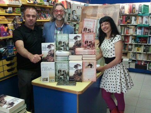 Diario de Teruel | Víctor Amela y Roser Amills firmaron libros en librería Serret de Valderrobres