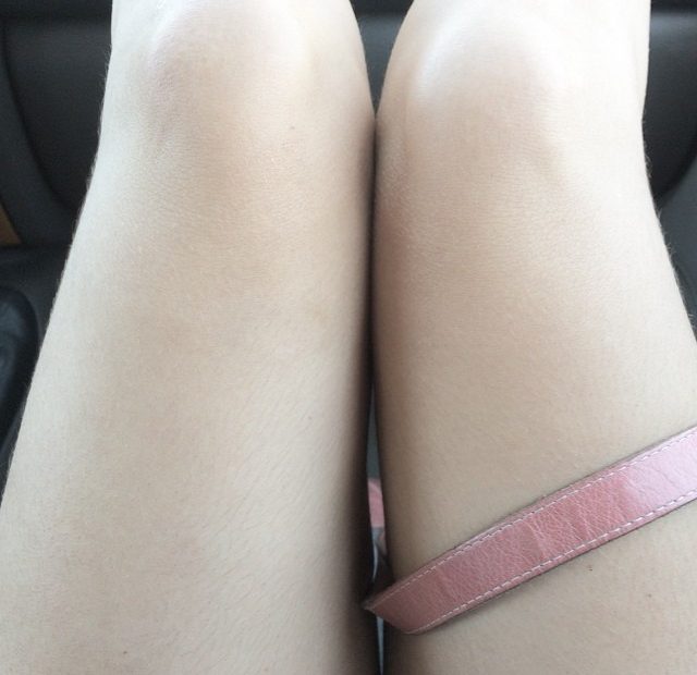 Roser Amills Piernas Con Cinta Del Bolso