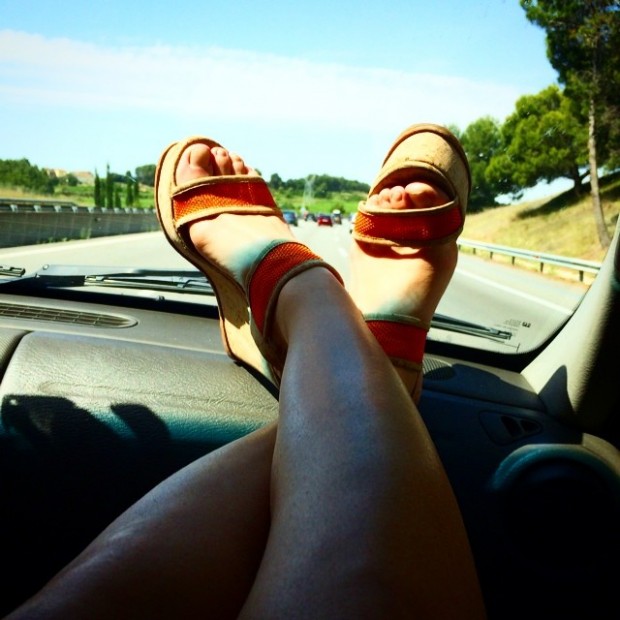 roser amills pies zapatos coche