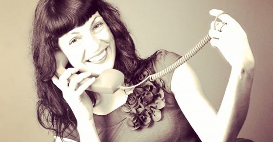 Roser Amills Pinup Blanco Y Negro Llama Por Telefono