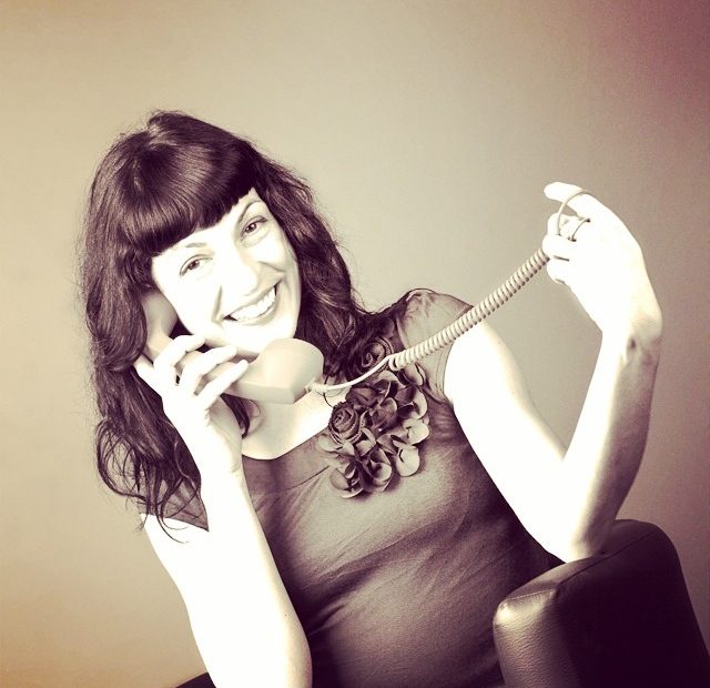 Roser Amills Pinup Blanco Y Negro Llama Por Telefono